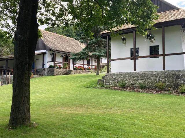 Kégli apartmanok és fürdőház Hollókő