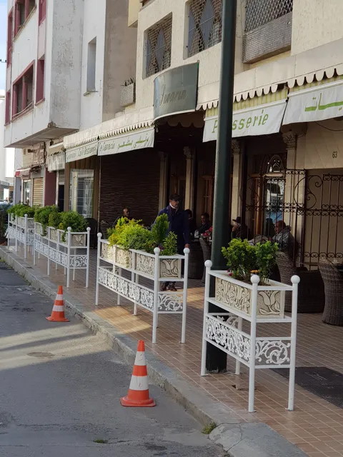 Le Savarin Café Pâtisserie