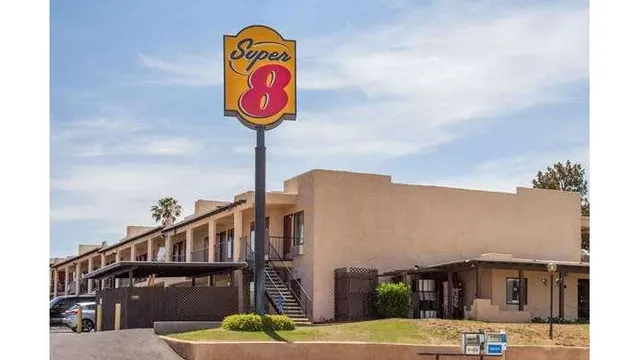 Super 8 by Wyndham Barstow