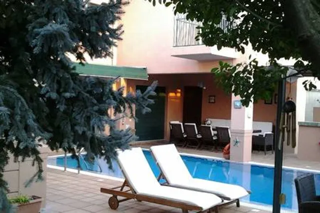 4-seasons pool villa near Meteora