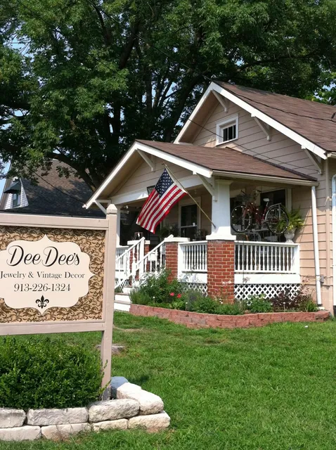 DeeDee's Jewelry and Vintage Decor