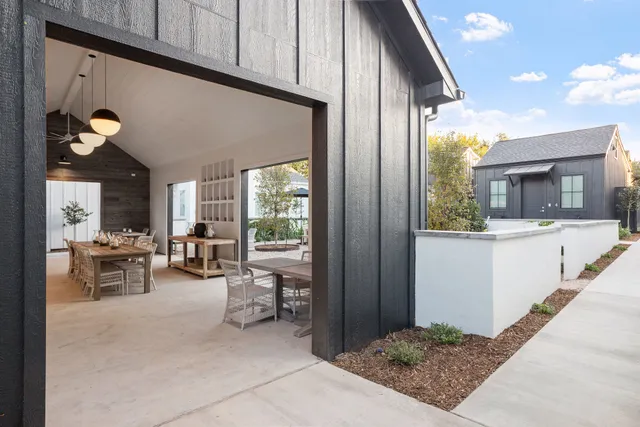 WHITETAIL COURT HOTEL