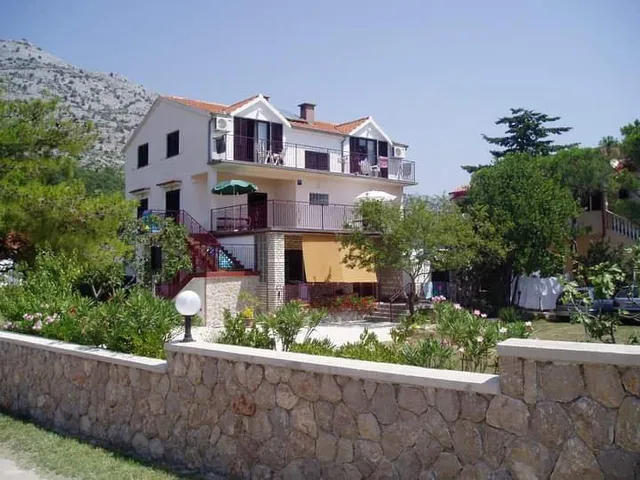 Apartments and Rooms Luka