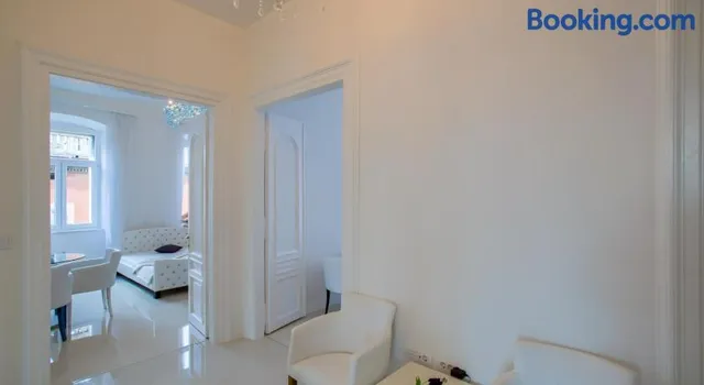 Collins Apartments Center