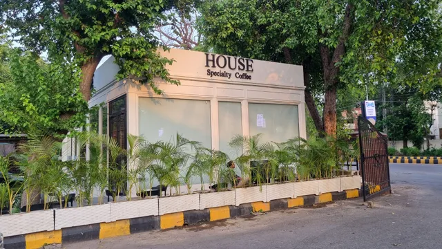 HOUSE Coffee & Desserts
