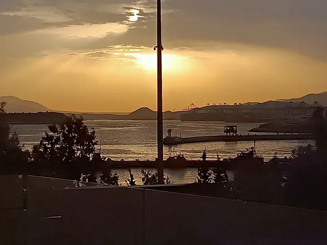 "Naias" Piraeus port seaside apt.