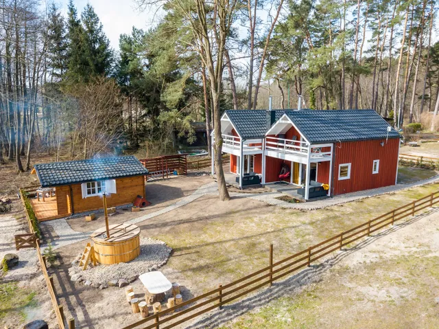 Czerwone domki, sauna i ruska balia