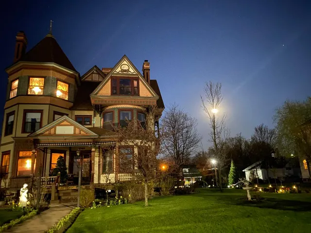 LeChateau The Manor B&B