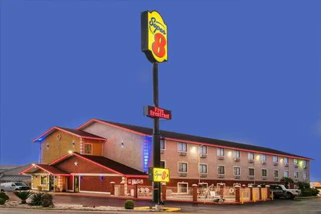 Super 8 by Wyndham San Antonio/I-35 North