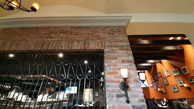 Italianni's Vía Vallejo