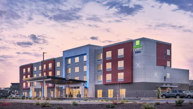 Holiday Inn Express & Suites Salem North - Keizer by IHG