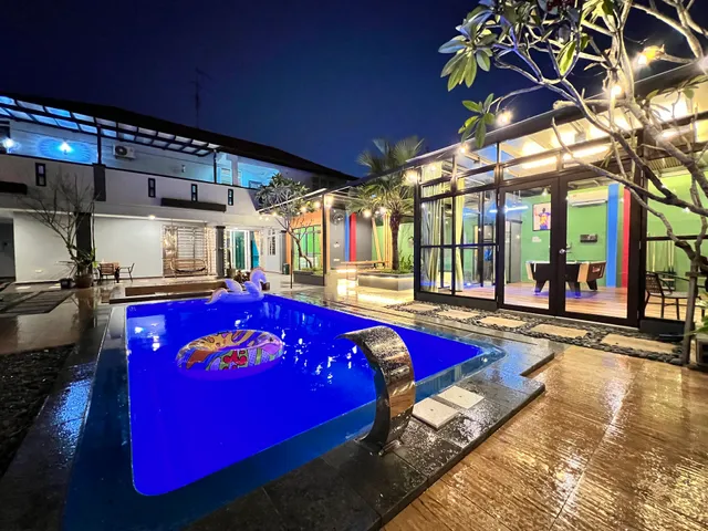 The Uniique Haus | Johor’s 1st Pool with Water Dining Experience Staycation