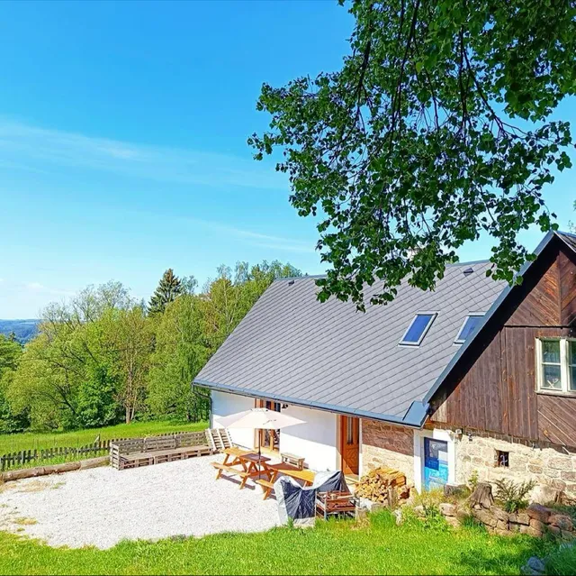 Chaloupka pod lípou