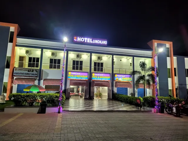 OYO 44653 Lunch Land