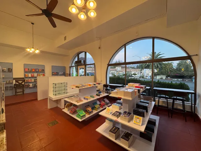 dym - book & boba shop