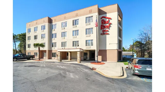 Red Roof Inn & Suites Fayetteville - Fort Bragg
