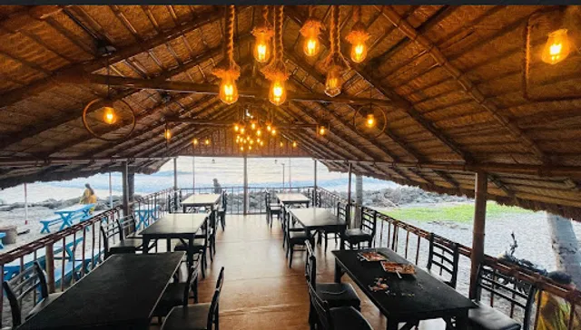 Saanz Bay Seafood Restaurant Azheekal