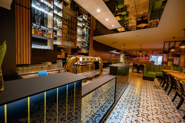 Suzie's Steak House & Pub