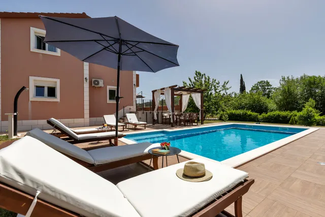 Four bedroom secluded villa with pool close to Imotski and Makarska