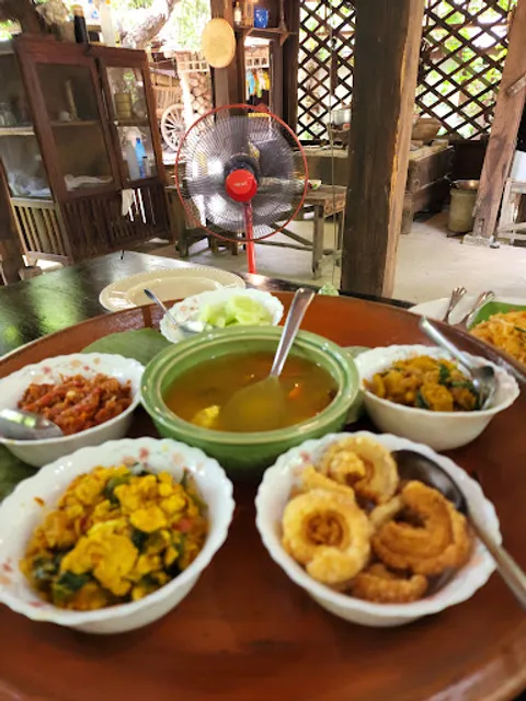 Chiang Mai Home Host by Raunkaew-Yanon Family