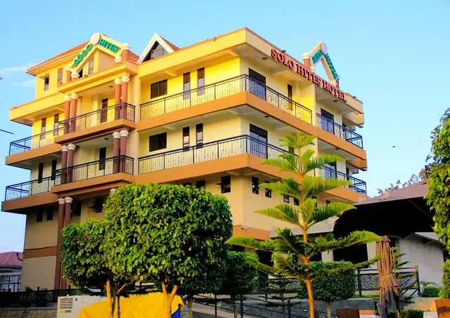 SOLO HITES HOTEL