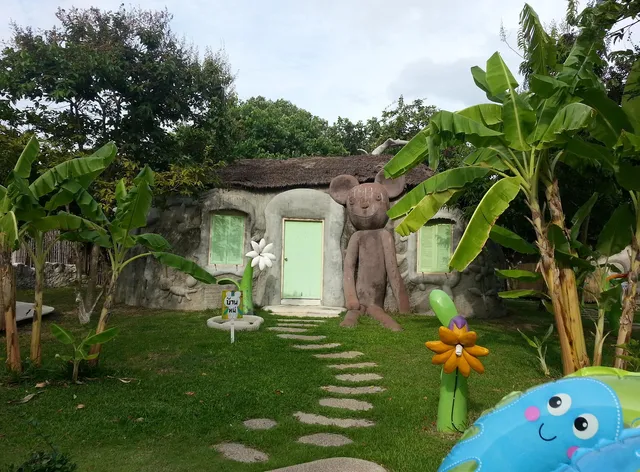 Naidee Sculptured Huts @ Vic Hua Hin