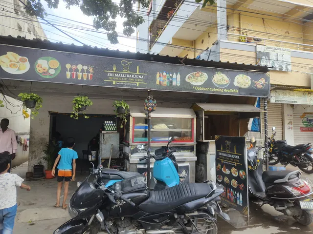 SRI MALLIKARJUNA TIFFINS AND FAST FOOD CENTRE