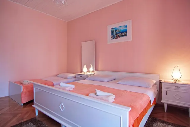 Apartment and Rooms Toka