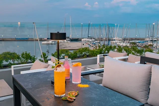 Théa Rooftop Bar & Lounge