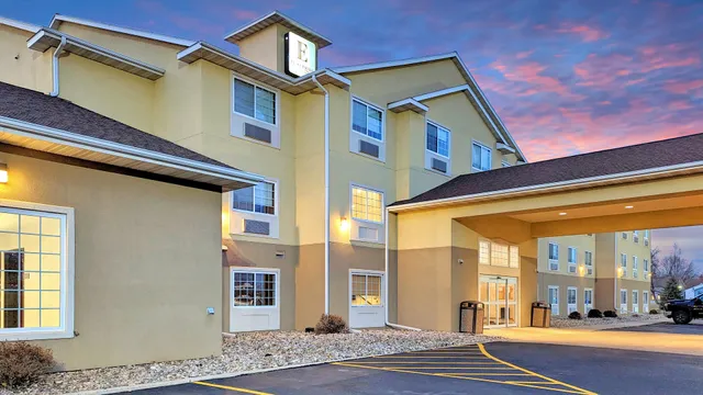 Estherville Hot​​el & Suites