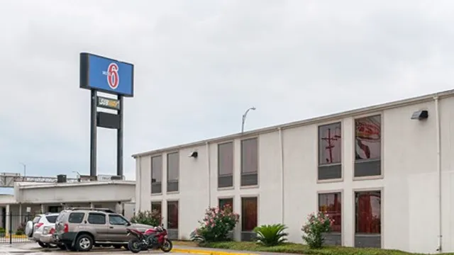 Motel 6 New Orleans, LA - Near Downtown