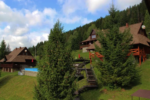 Rodynna Oselya "Skhyly Karpat"