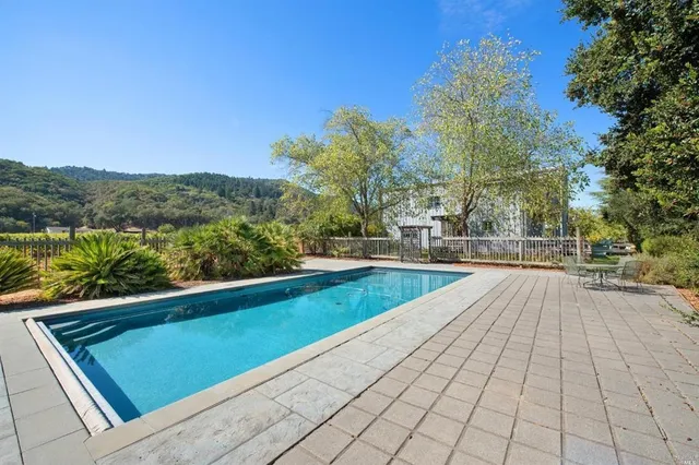 Kenneth Carl Estate Winery & Farmstay