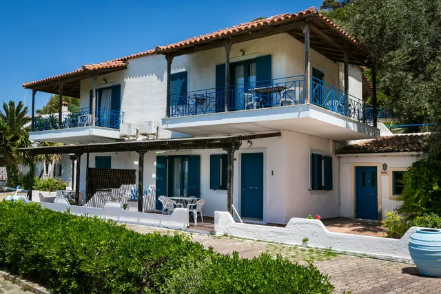 Metaxatos Apartments & Pool Bar