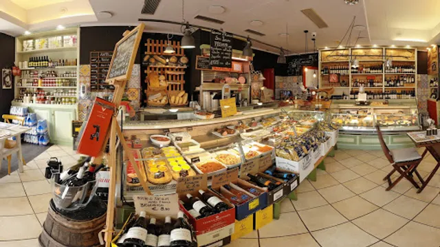 Al Gusto Giusto Bottega Pistoia with kitchen