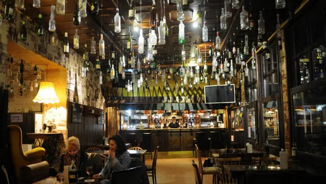 Hanging Glass Pub Kult