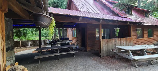 The Dirtyface Mountain Lodge