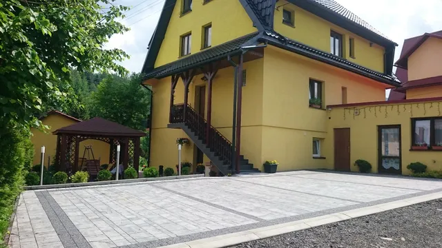 CZESŁAWKA apartament i pokoje oraz domek Zawojskie Spanie.
