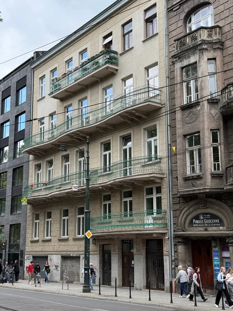 Oak Tree Old Town Apartments