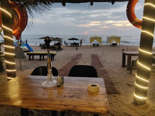 Tom's Resto By The Beach