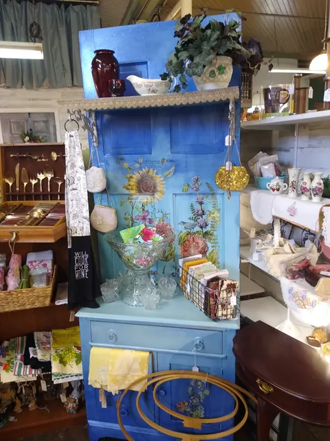 Melfa's Uniques And Antiques