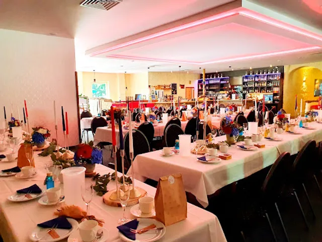 Eat & Bowl - Restaurant & Bowling