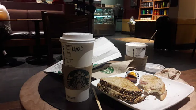 Starbucks Las Misiones DT