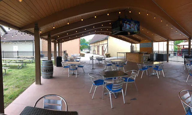 Damons BBQ and Biergarten