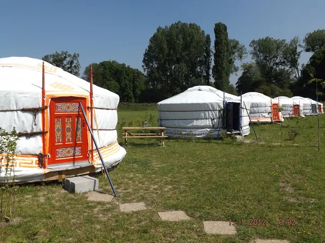 Les Insolites de la Baie:Locations de vacances insolites dans 1 camping de yourtes en couple ou en famille près de Le Treport