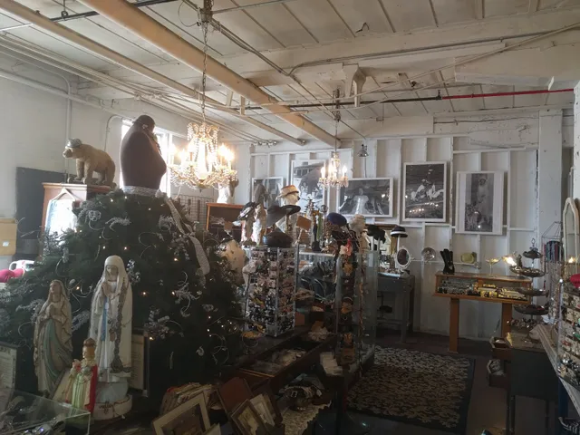 Madam D's Vintage Jewelry & Noutique