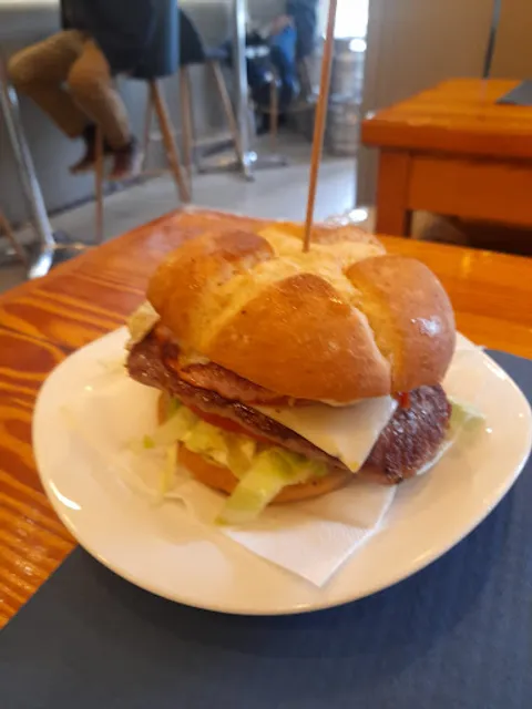 Cervecería-Burger Ta-Than