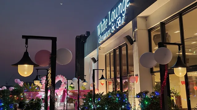 White Lounge Restaurant & Skybar