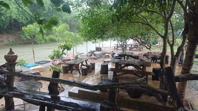 บ้านไร่ริมธาร โฮมสเตย์แอนด์รีสอร์ท กลัดหลวง-แก่งกระจาน