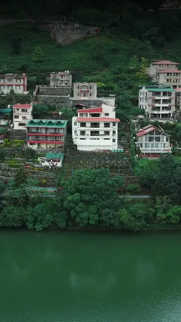 ELIVAAS Lakeview Manor - Luxury Villa in Bhimtal | 5 BHK Villa with Garden in Bhimtal